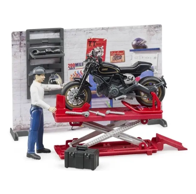 Zestaw Bruder BWorld warsztat motocyklowy z mechanikiem pracującym przy modelu motocykla Ducati na czerwonym podnośniku serwisowym, w tle ściana z półkami i narzędziami.