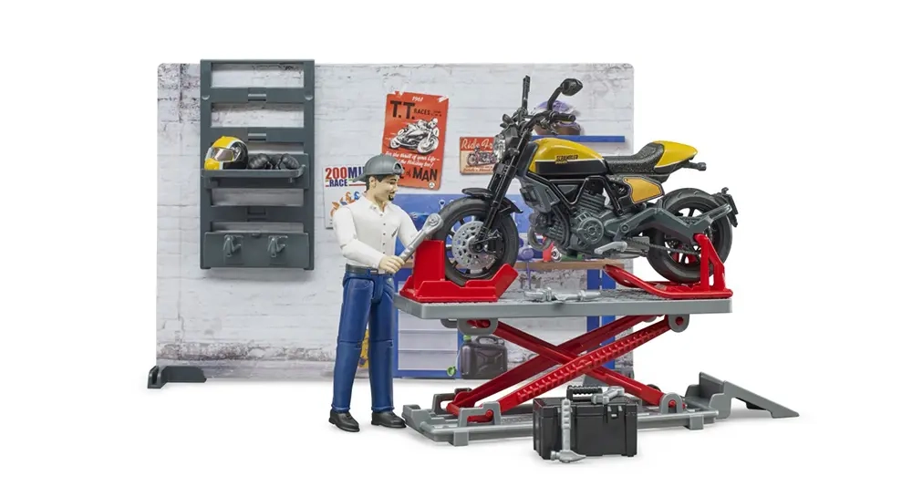 Zestaw Bruder BWorld warsztat motocyklowy z mechanikiem pracującym przy modelu motocykla Ducati na czerwonym podnośniku serwisowym, w tle ściana z półkami i narzędziami.