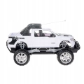 Zdalnie sterowane auto RC Junior 27MHz z włączonymi reflektorami LED – ujęcie od przodu.