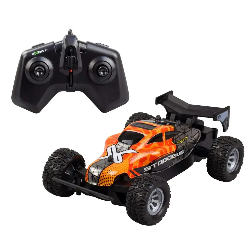 Samochód zdalnie sterowany Exost Star Drive w kolorze pomarańczowo-czarnym z pilotem RC, widok zestawu z przodu.