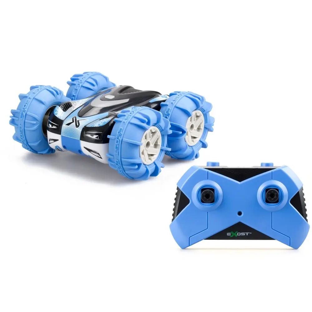 Zdalnie sterowany pojazd Exost 360 Aquacross w kolorze czarno-niebieskim z pilotem, model amfibia do jazdy po wodzie i lądzie.