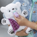 Dziecko bawi się interaktywnym misiem polarnym Hasbro, karmiąc go buteleczką, zabawka ucząca empatii i opieki