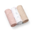 Trzy marszczone pieluszki muślinowe Babyono 828-01 z naturalnej bawełny w kolorach różowym, białym z delikatnym wzorem oraz beżowym, zwinięte w rulon