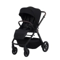 Wózek spacerowy Espiro Only Way 510 stylish black w kolorze czarnym, z budką przeciwsłoneczną, siedziskiem i amortyzowanymi kołami.