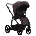 Wózek spacerowy Bebetto Fluxo PRO 01 z ciemnobrązową tapicerką, stelaż Brown, regulowane siedzisko i duża budka.