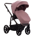 Wózek spacerowy Bebetto Fluxo z różową tapicerką, stelaż Brown, widok pod kątem z przodu, siedzisko przodem do kierunku jazdy.
