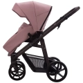 Bebetto Fluxo wózek spacerowy na stelażu Brown, różowa tapicerka z pokrowcem, widok boczny.