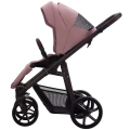 Wózek spacerowy Bebetto Fluxo z różową tapicerką, stelaż Brown, budka z panelem wentylacyjnym.