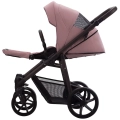Wózek spacerowy Bebetto Fluxo z różową tapicerką, stelaż Brown, siedzisko rozłożone do pozycji leżącej z panelem wentylacyjnym.