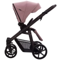 Bebetto Fluxo wózek spacerowy przodem do kierunku jazdy, stelaż Brown, różowa tapicerka, widok boczny.
