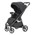 Wózek spacerowy Carrello Bravo Carbon w kolorze Liberty Grey – nowoczesny, lekki model z regulowaną budką, amortyzacją i skrętnymi kołami.