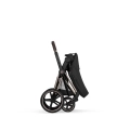 Cybex Priam Comfort wózek dziecięcy złożony do kompaktowych rozmiarów stojący na kołach