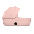 Cybex Priam gondola Lux peach pink widok z boku, przestronna i wygodna gondola dla niemowlaka