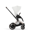 Cybex ePriam Style off white wózek spacerowy z siedziskiem ustawionym przodem do kierunku jazdy i rozłożoną budką