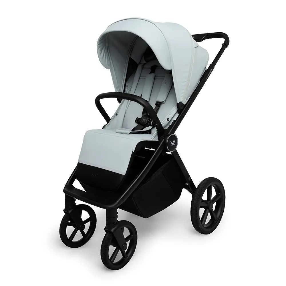 Wózek spacerowy MUUVO GO Jadeite z rozłożoną budką, czarną aluminiową ramą i dużymi kołami piankowymi