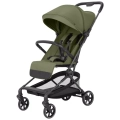 Oliwkowy shamrock green wózek spacerowy Carrello Evo wyposażony w skrętnie przednie koła i regulowane oparcie.