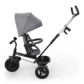 Kinderkraft Aston 2 Plus z regulowaną budką przeciwsłoneczną chroniącą dziecko podczas spacerów.
