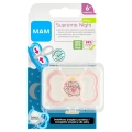 MAM Supreme Girl Night 6m+ sprzedawany jest w praktycznym pudełku umożliwiającym przechowywanie i sterylizację w kuchence mikrofalowej. To wygodne rozwiązanie dla rodziców dbających o higienę akcesoriów niemowlęcych.