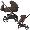 Wózek Adamex Como 2w1 Chocolate Brown prezentujący wersję gondolową oraz spacerową. Nowoczesny wózek głęboko-spacerowy z innowacyjną gondolą składaną razem ze stelażem.