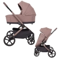 Adamex Como 2w1 Chocolate Fango to elegancki wózek dziecięcy 2w1 łączący funkcję gondoli i spacerówki. Stylowy model wyposażony w składaną gondolę i amortyzowane koła.