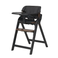 Espiro Allure Timber Black krzesełko do karmienia z czarnym siedziskiem i drewnianymi elementami wykończenia.