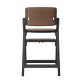 Tył krzesełka do karmienia Espiro Allure Timber Black z drewnianym oparciem i regulowanym podnóżkiem.