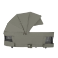Gondola Carrello Magia 2.0 została wyposażona w panoramiczne okienka wentylacyjne, które zapewniają odpowiednią cyrkulację powietrza i komfort dziecka podczas spacerów w cieplejsze dni.