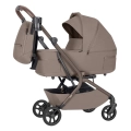 Carrello Magia 2.0 wózek 2w1 z pojemną gondolą, praktycznym plecakiem oraz amortyzowanym stelażem zapewnia wygodę podczas codziennych spacerów i podróży.