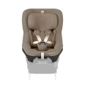 Przedni widok fotelika Maxi-Cosi Pearl Slide Pro Authentic Truffle wyposażonego w 5-punktowe pasy bezpieczeństwa oraz ergonomiczne siedzisko dla dziecka.