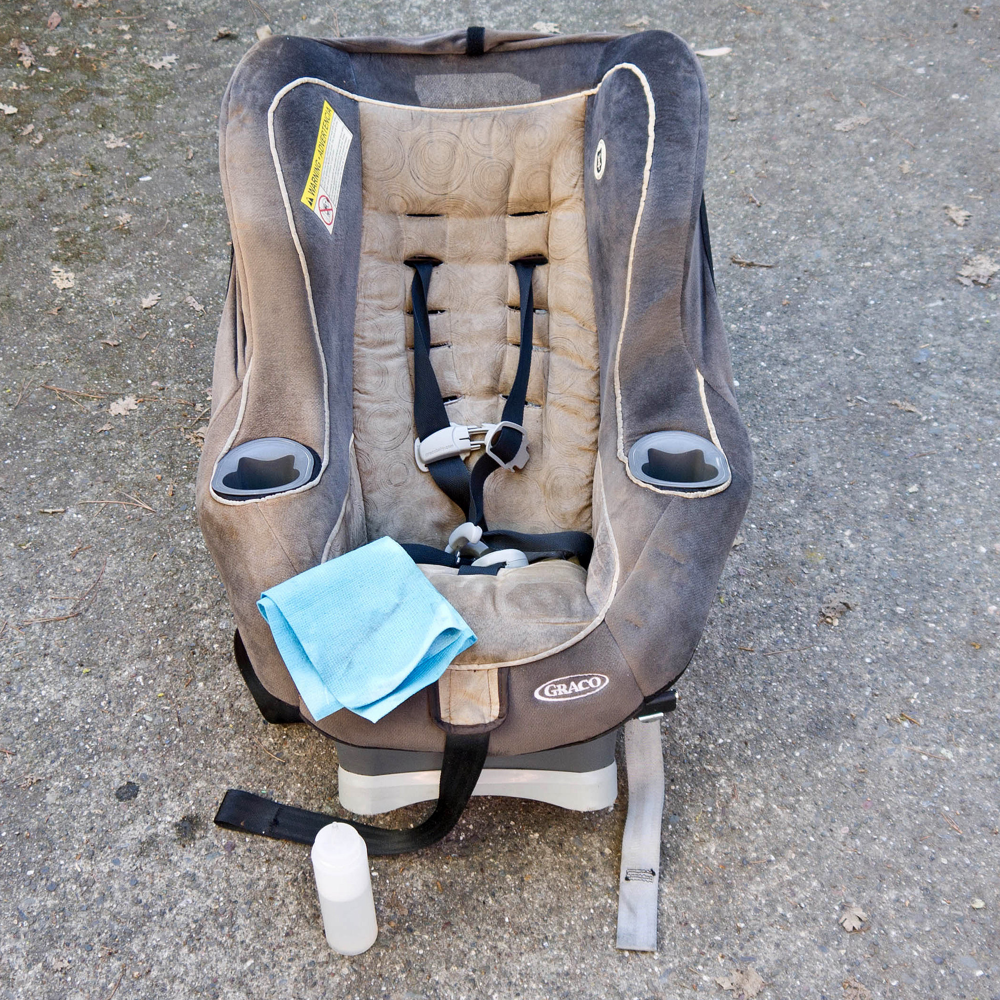 Do gruntownego czyszczenia najlepiej wymontować fotelik z samochodu