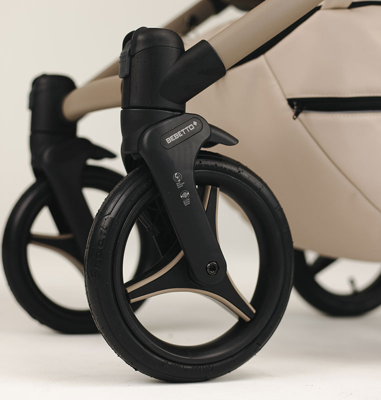 Bebetto Luca x Eva Minge wózek posiada amortyzatory sprawdza się na nierównych nawierzchniach