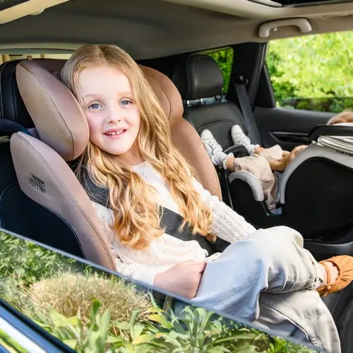 Britax Romer Swivel-Grow Max Air ochrona boczna fotelika wraz zagłowkiem v-shape