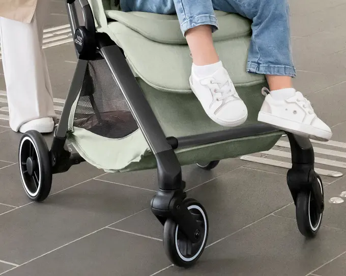 Britax-Romer Flylite obrotowe przednie koła i odblaskowe elementy