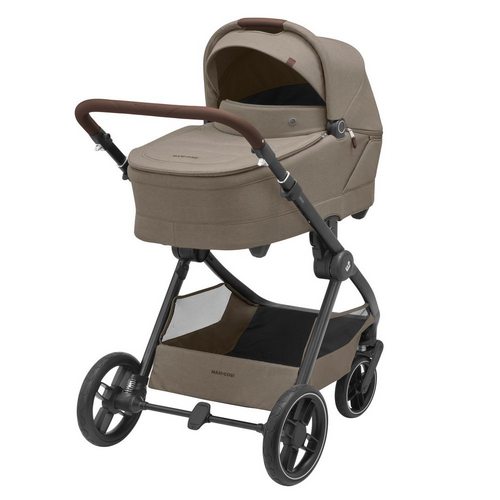 Beżowy wózek dziecięcy Maxi-Cosi Oxford Plus 2w1 z zamontowaną gondolą Sense i dużą budką przeciwsłoneczną. Wózek na czarnej, solidnej ramie z ergonomiczną rączką pokrytą brązową ekoskórą. Wózek widoczny z boku z dużym koszem na zakupy pod siedziskiem.